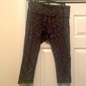 NWOT Tunglung Capri Yoga Pants/Leggings. Size L. Color Black and White